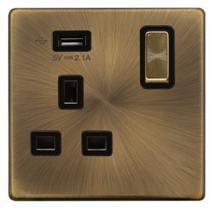 CLICK DEFINITY COMPLETE 13A INGOT 1 GANG SWITCHED SOCKET WITH 2.1A USB OUTLET - ANTIQUE BRASS COVER PLATE - BLACK INSERT