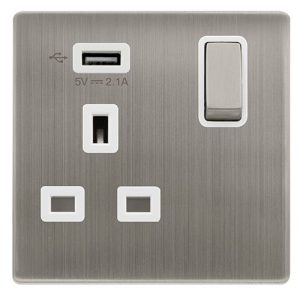 CLICK DEFINITY COMPLETE 13A INGOT 1 GANG SWITCHED SOCKET WITH 2.1A USB OUTLET - STAINLESS STEEL COVER PLATE - POLAR WHITE INSERT