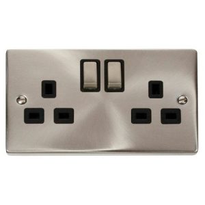 CLICK DECO VICTORIAN SATIN CHROME 13A 2G INGOT SWITCHED SOCKET OUTLET (BLACK INSERT)