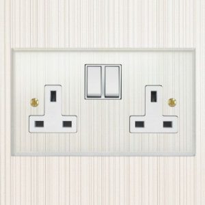 FOCUS 2G 13A SWITCHED SKT CLEAR ACRYLIC