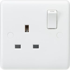 KNIGHTSBRIDGE CURVE 1G 13A SWITCHED SOCKET