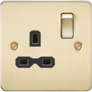 KNIGHTSBRIDGE FLAT PLATE 13A 1G DP SWITCHED SOCKET - BRUSHED BRASS WITH BLACK INSERT