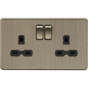 KNIGHTSBRIDGE SCREWLESS 13A 2G DP SWITCHED SOCKET - ANT BRASS WITH BLACK INSERT