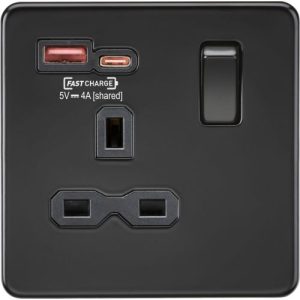 KNIGHTSBRIDGE 13A 1G SWITCHED SOCKET WITH DUAL FAST CHARGE OUTLETS A + C (5-12V 4A SHARED) - MATT BLACK