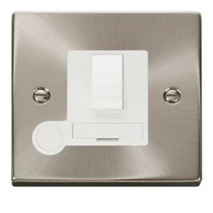 CLICK DECO VICTORIAN SATIN CHROME13A SWITCHED SPUR + FLEX OUTLET (WHITE INSERT)